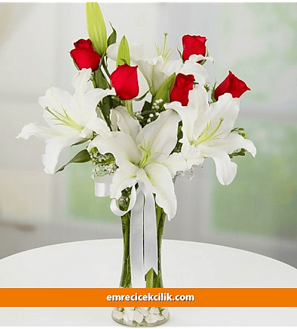 Vazoda Lilyum ve Gül